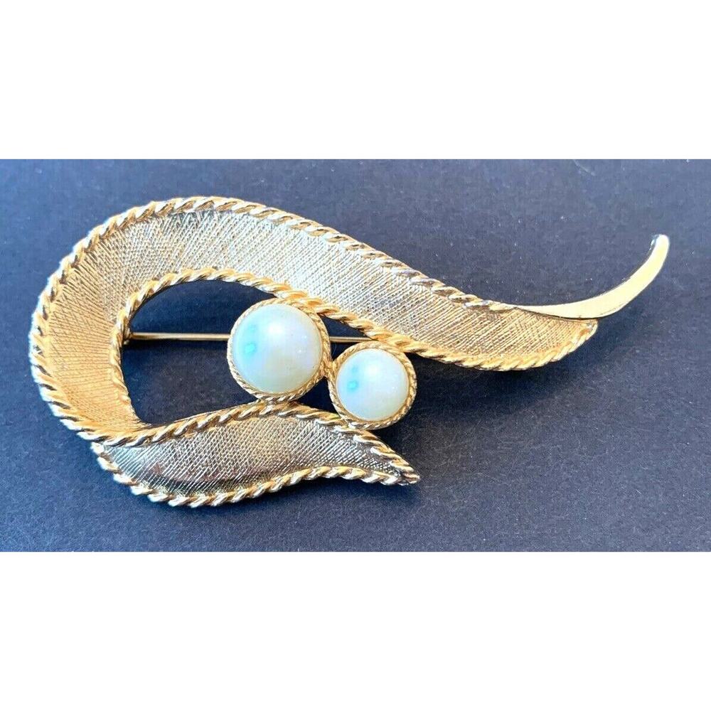 Vintage Signed Sarah Coventry Brooch Pin Goldtone with Faux Pearl Ribbon Shape 3